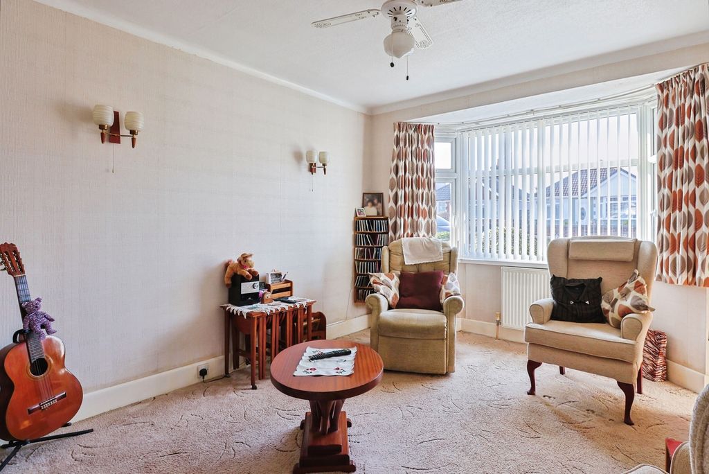 Property photo 3 of 17 Lounge