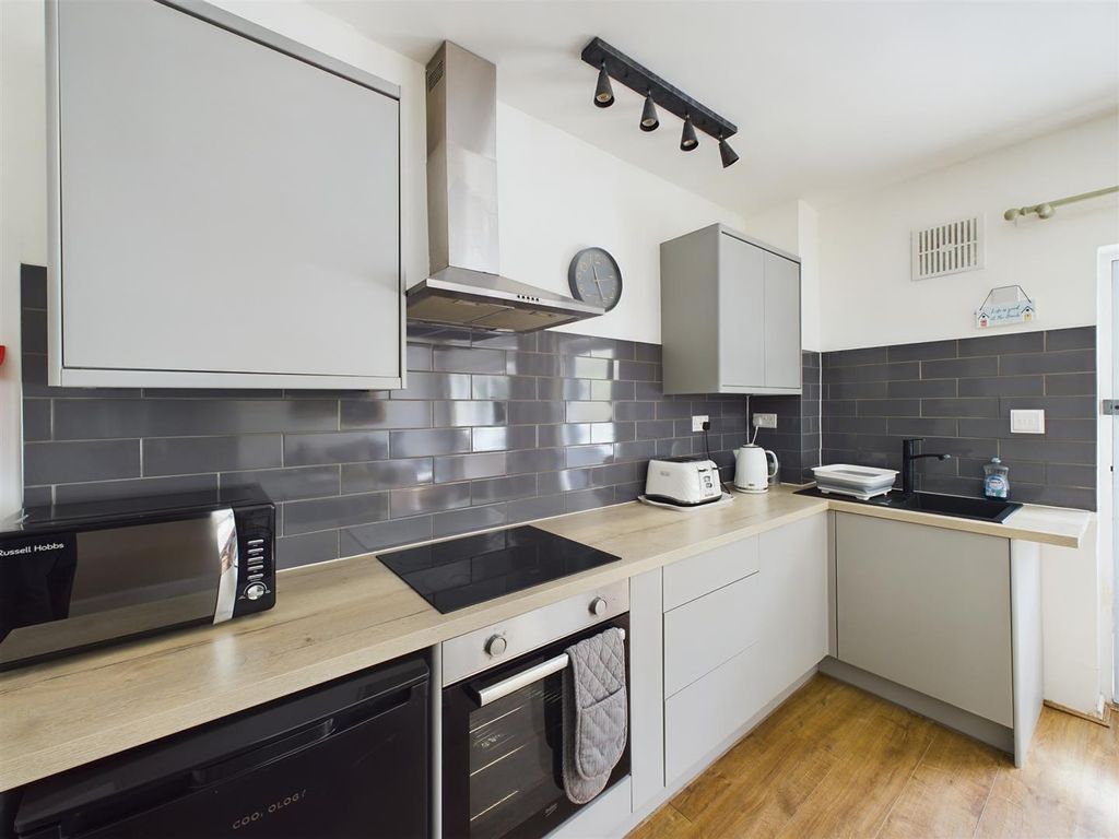 Property photo 3 of 9 Kitchen