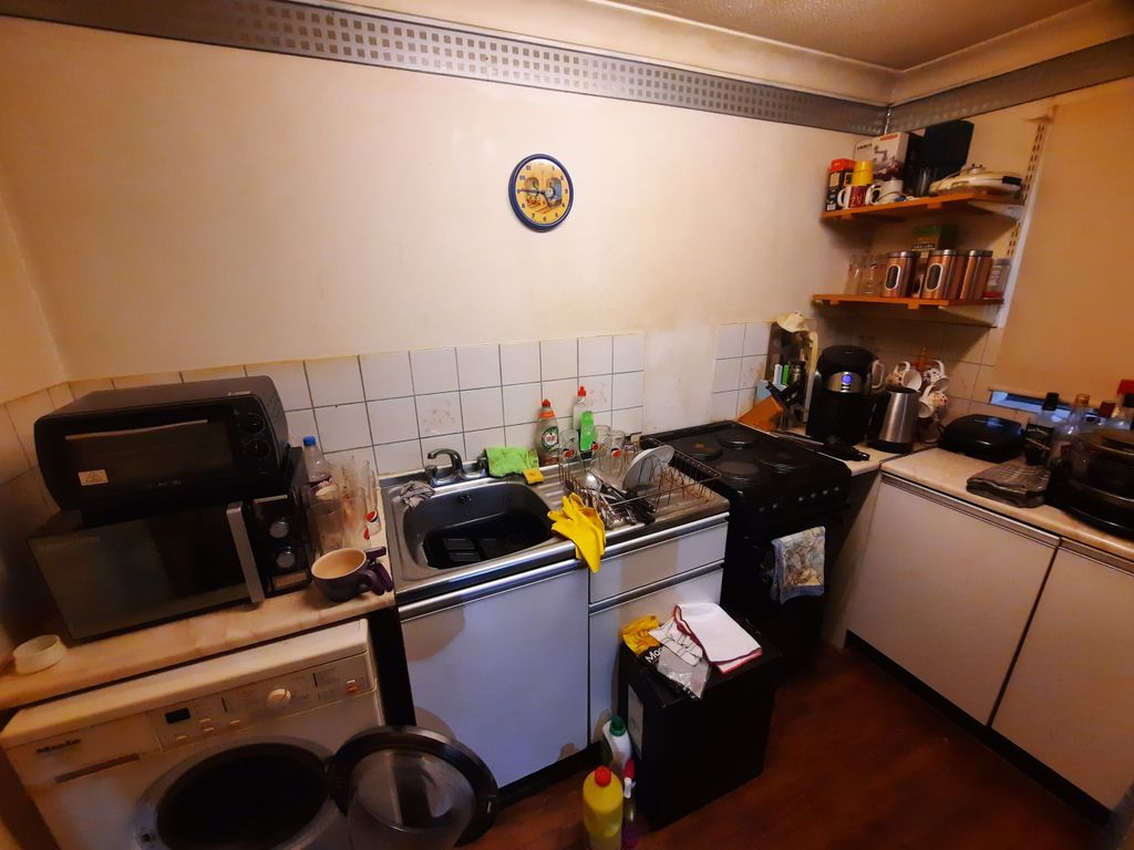 Property photo 3 of 8 Kitchen