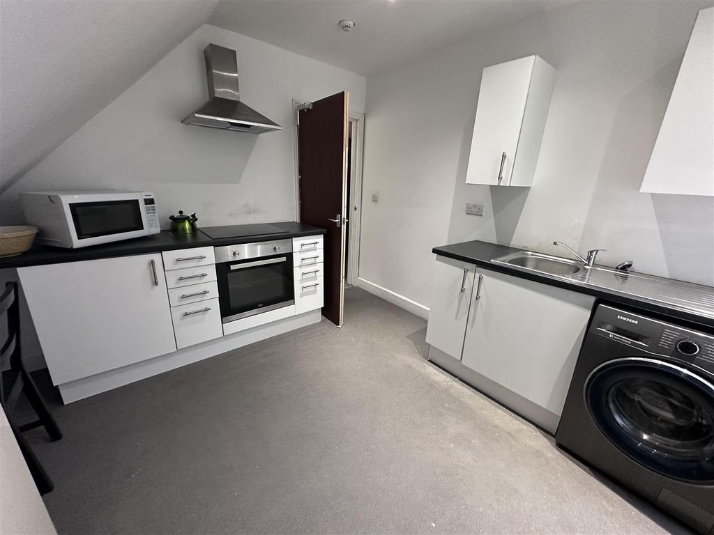 Property photo 3 of 5 Communal Kitchen.Jpg