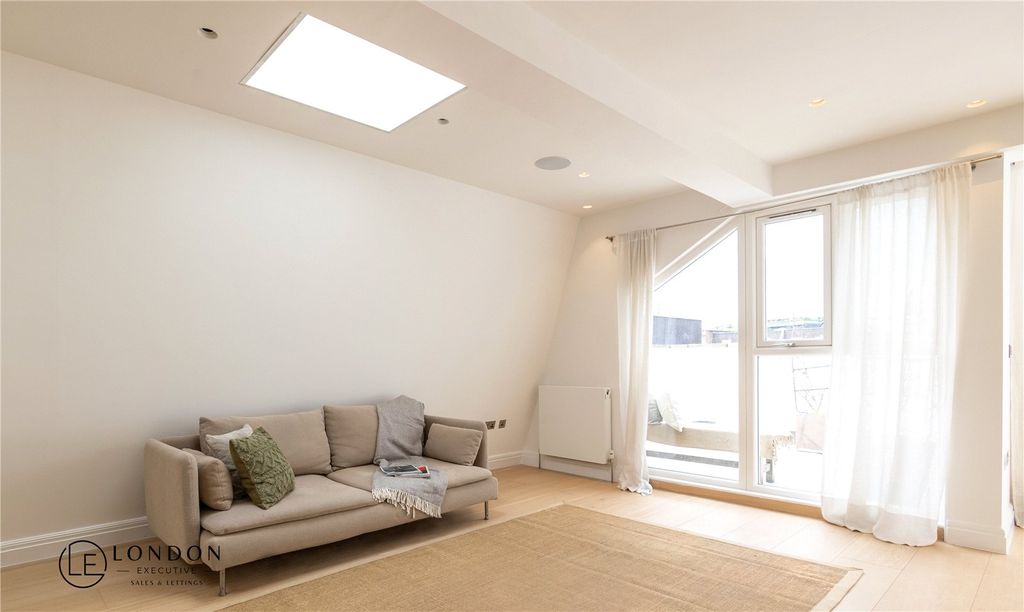 Property photo 3 of 26 Reception