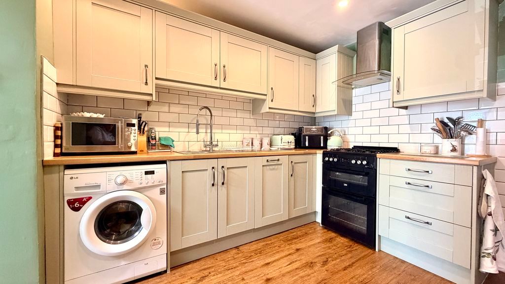Property photo 2 of 10 Kitchen