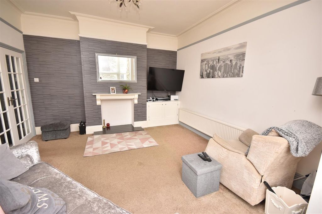 Property photo 3 of 18 Lounge