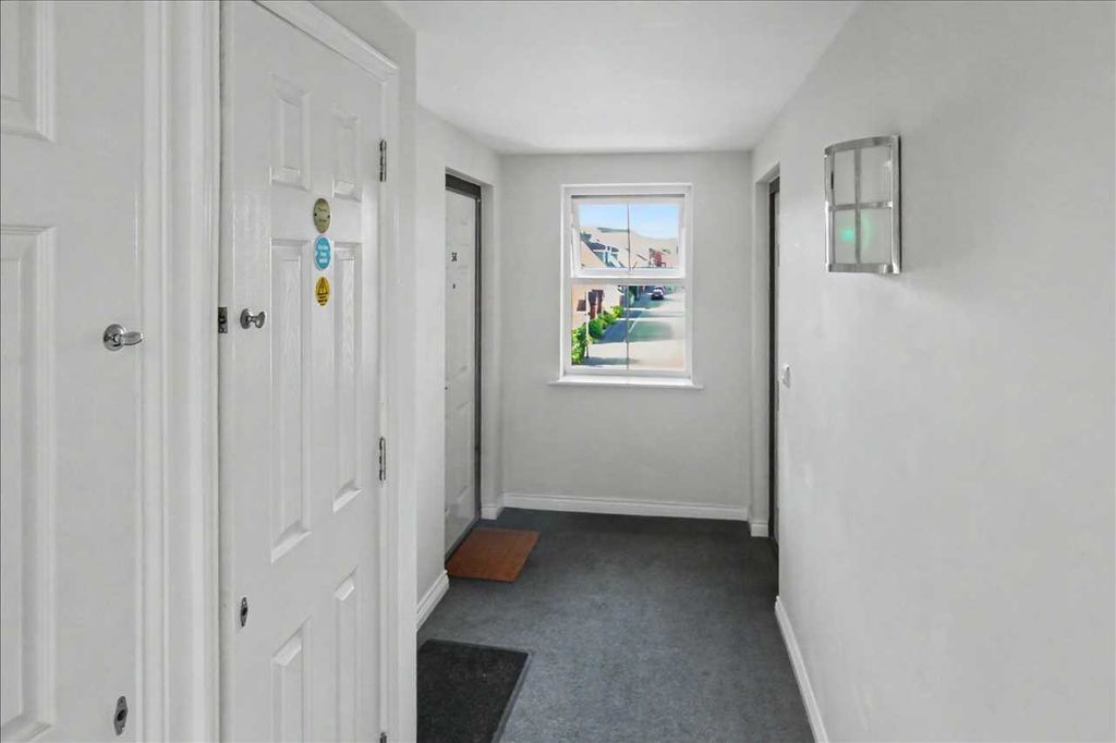 Property photo 2 of 12 Communal Entrance