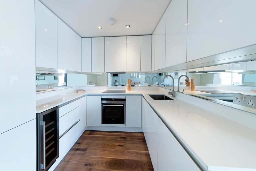 Property photo 3 of 10 Kitchen