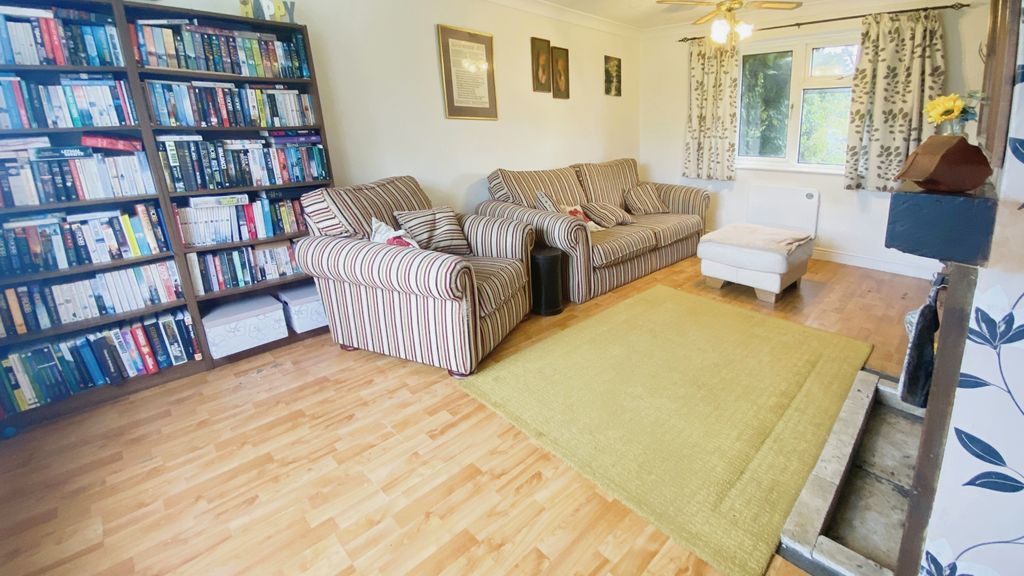 Property photo 3 of 13 Lounge