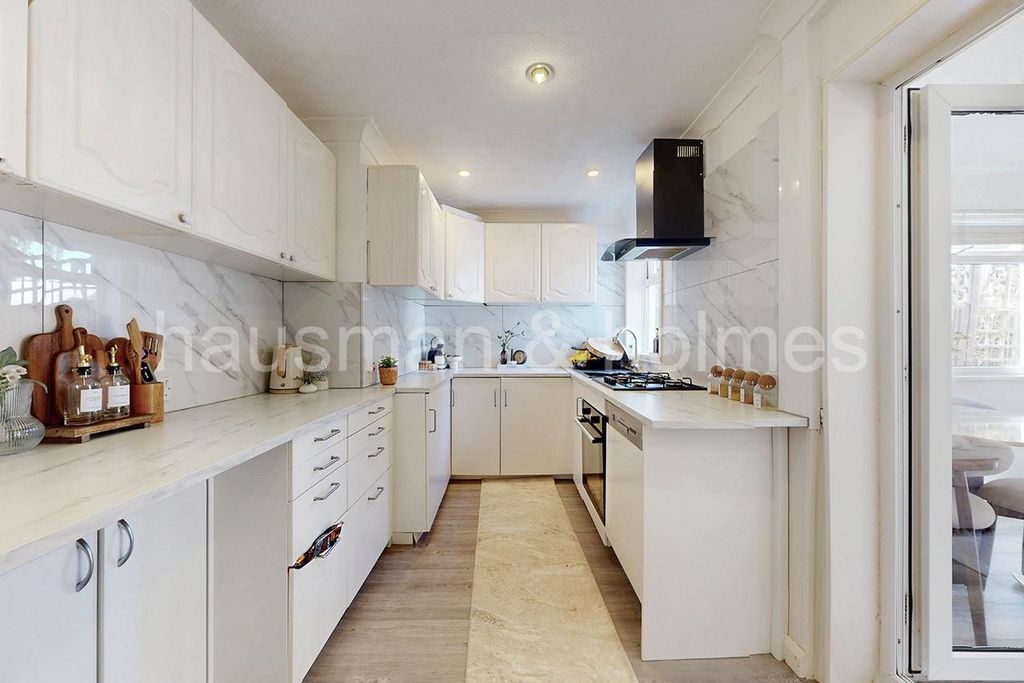 Property photo 3 of 17 W08.Jpg