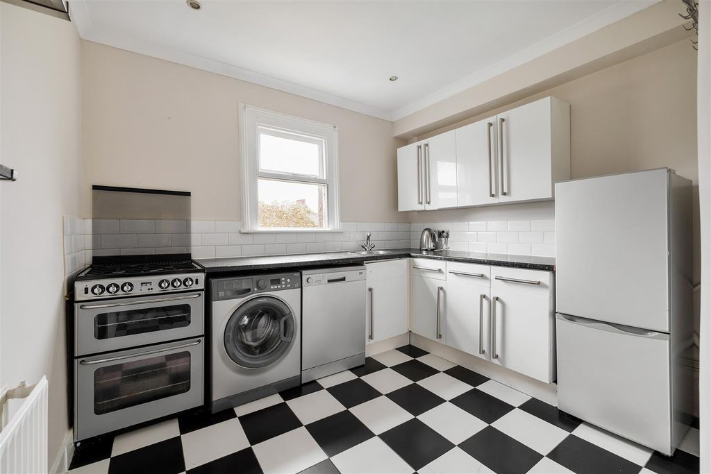 Property photo 3 of 13 Beverley Road E4