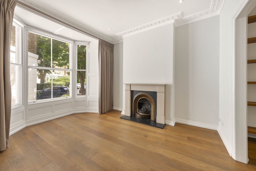 Property photo 2 of 12 Oakley Gardens