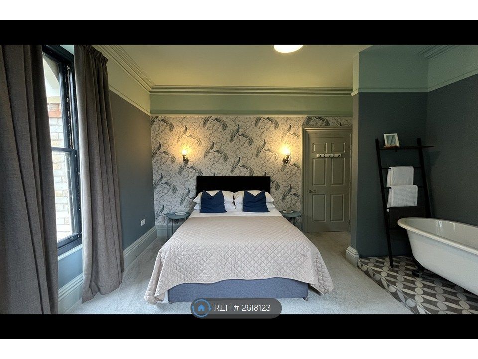 Property photo 3 of 22 Suite 4 Master Bedroom