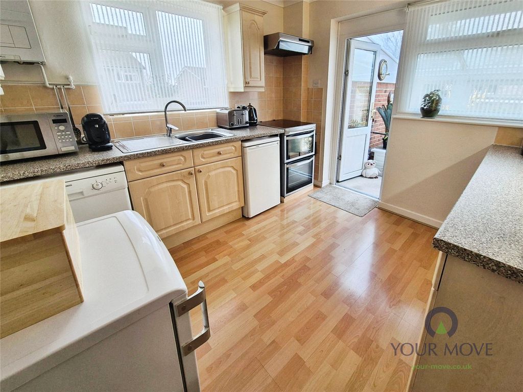 Property photo 3 of 19 Kitchen