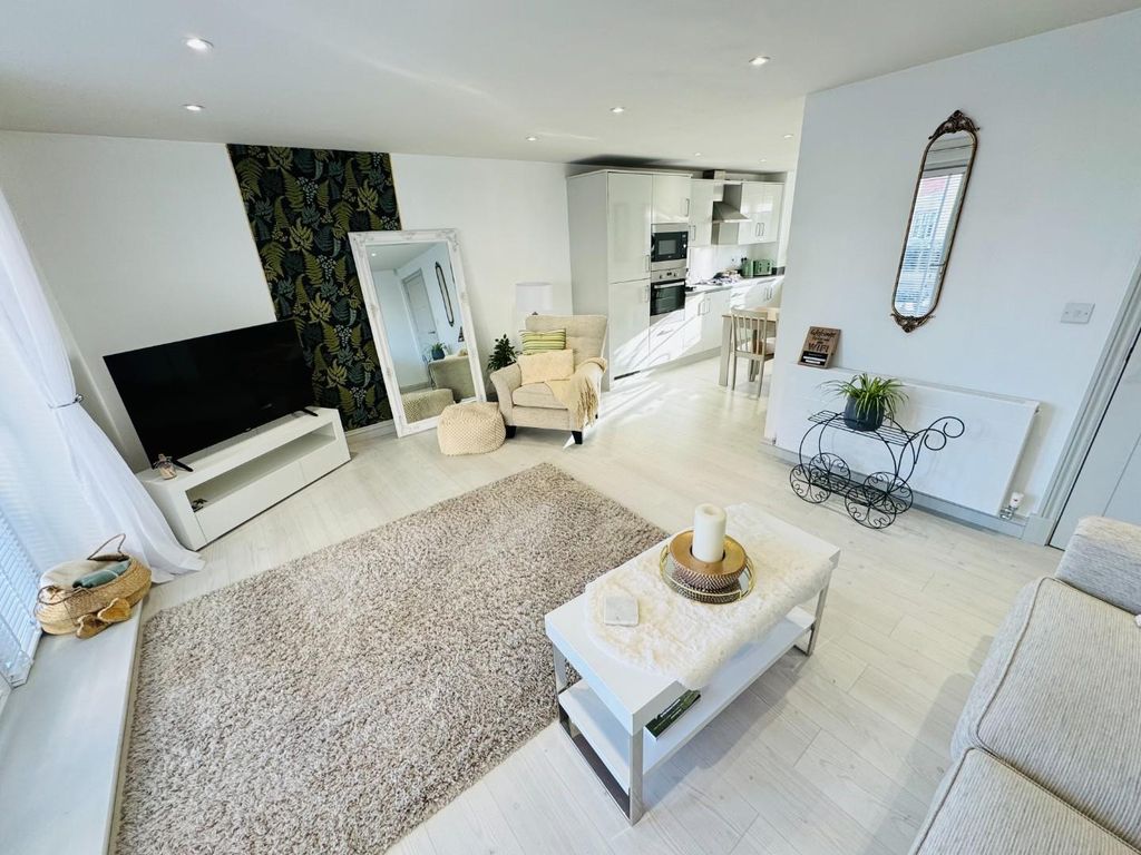 Property photo 3 of 15 Lounge