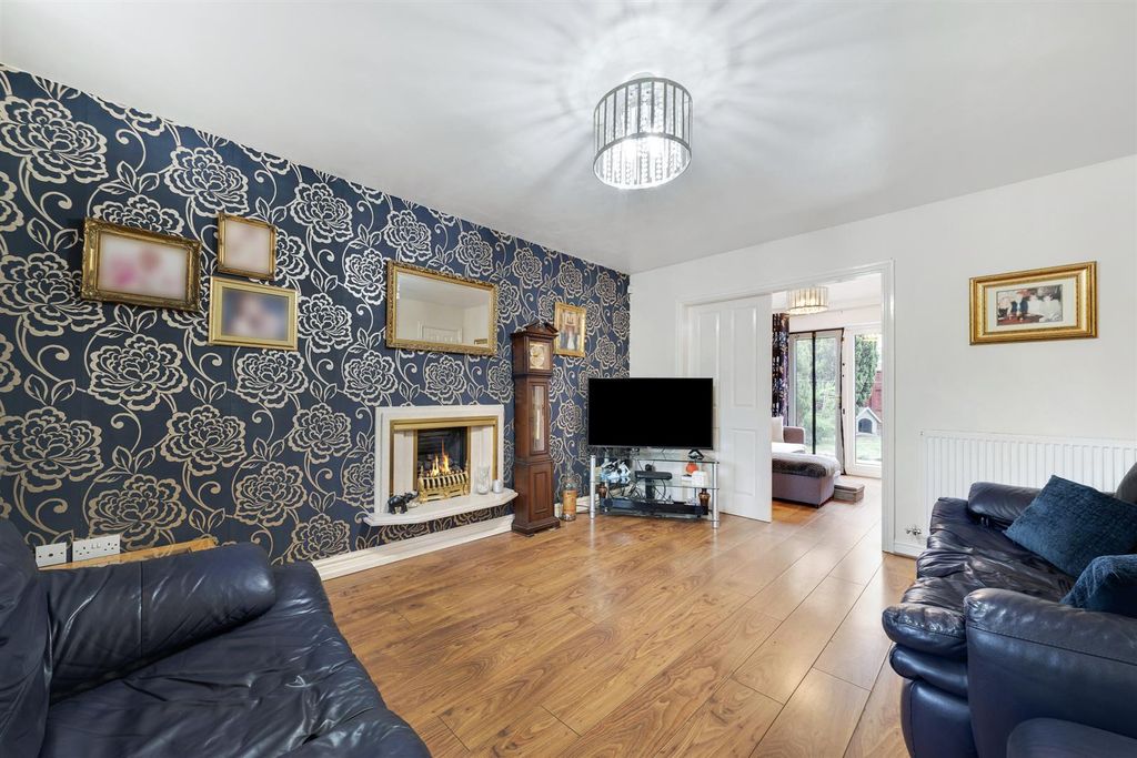 Property photo 2 of 32 16 Smithford Walk-4.Jpg
