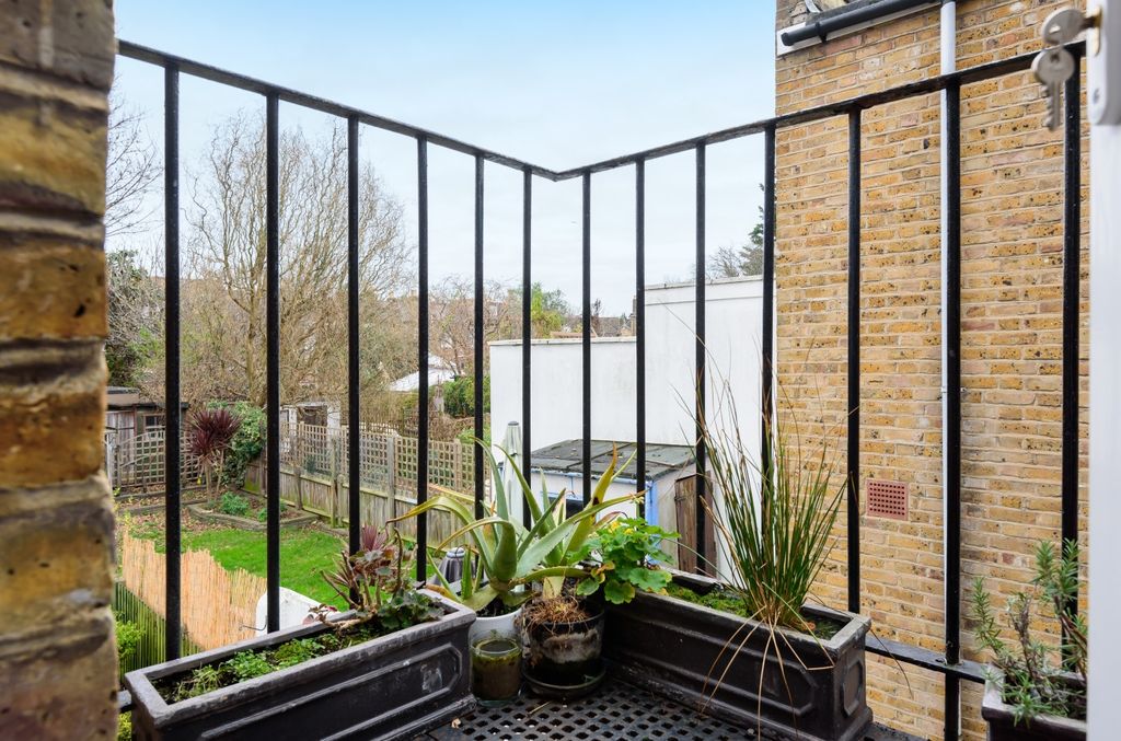 Property photo 2 of 11 Balcony