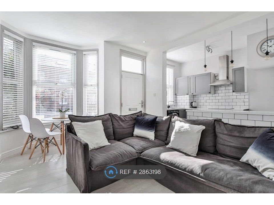 Property photo 1 of 13 Living Room