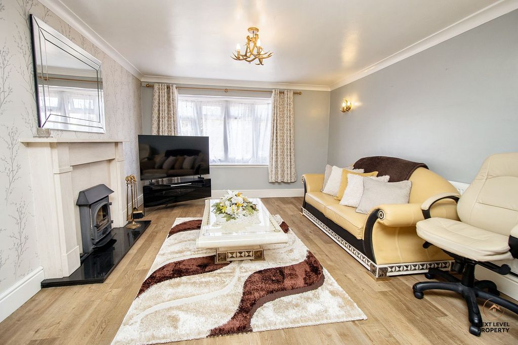 Property photo 2 of 31