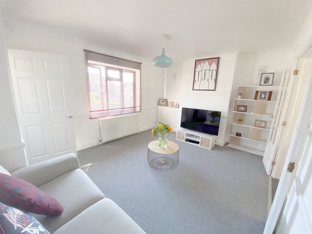 Property photo 3 of 9 Living 96 Lovel Use