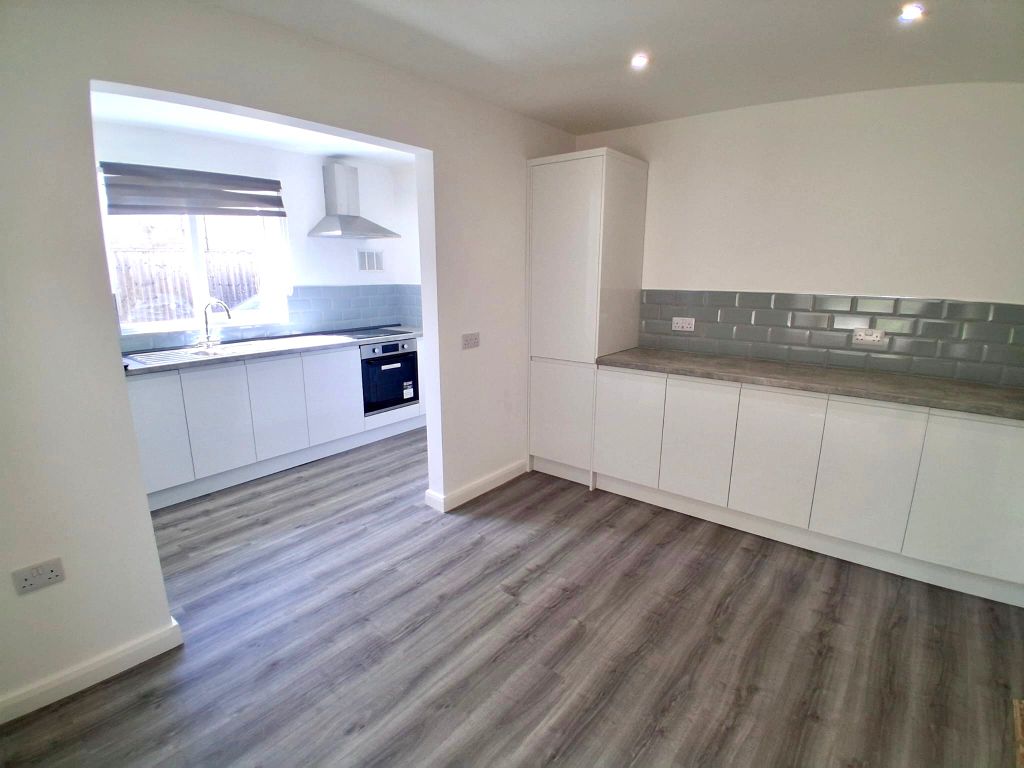 Property photo 2 of 11 Kitchen