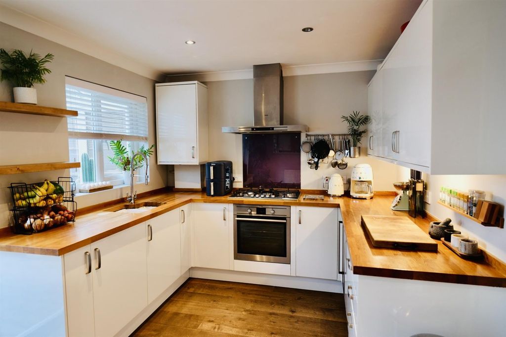 Property photo 2 of 10 Kitchen.Jpg