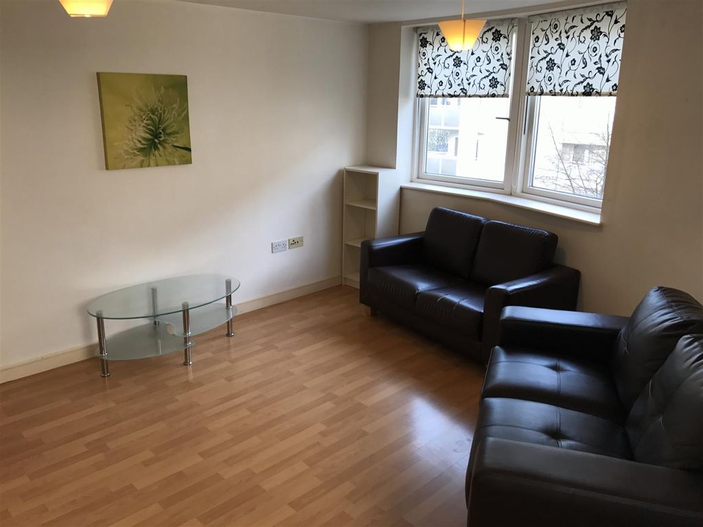 Property photo 1 of 4 8 Royal Quay - Living Room.Jpg