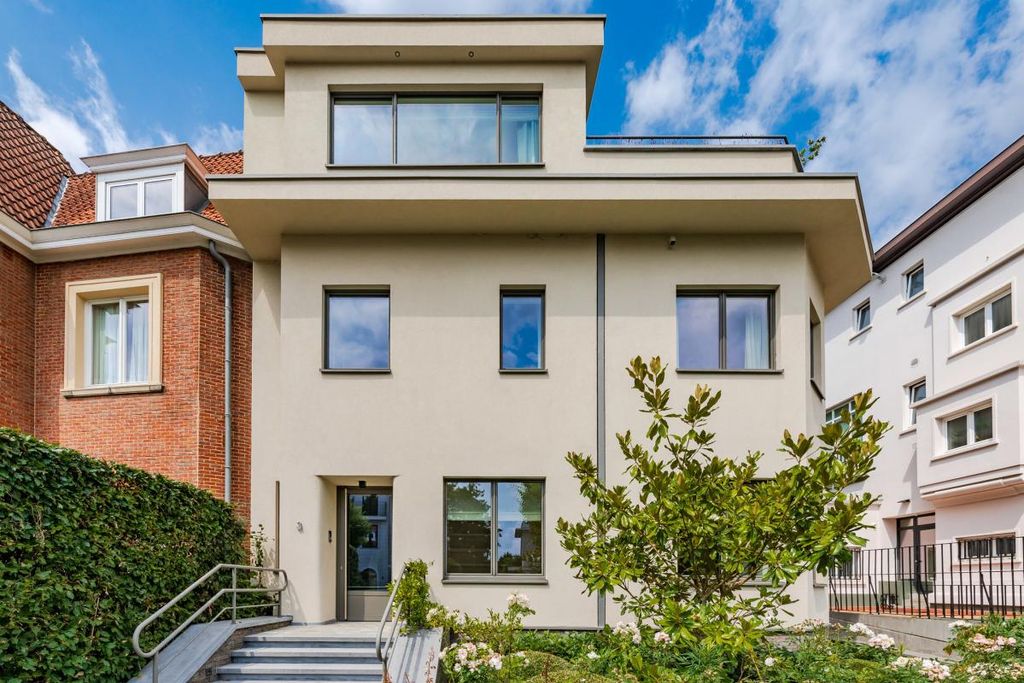 Property photo 2 of 22