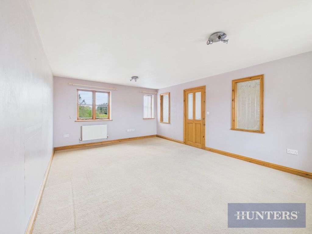 Property photo 3 of 14 Cam05316G0-Pr0402-Still010.Jpg