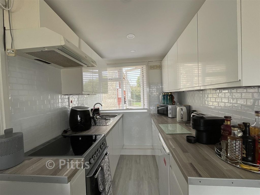 Property photo 3 of 7 Kitchen
