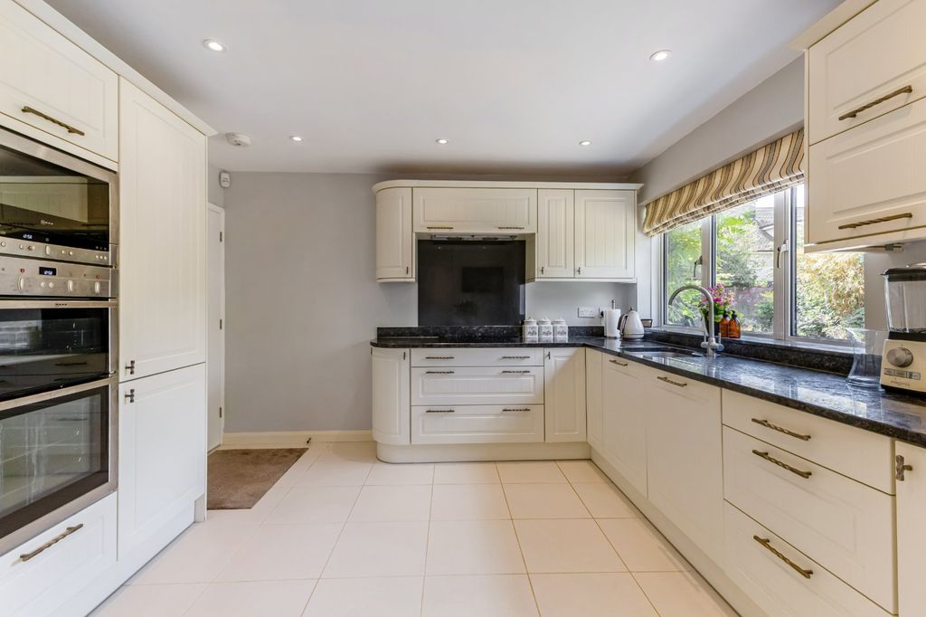 Property photo 3 of 19 Kitchen