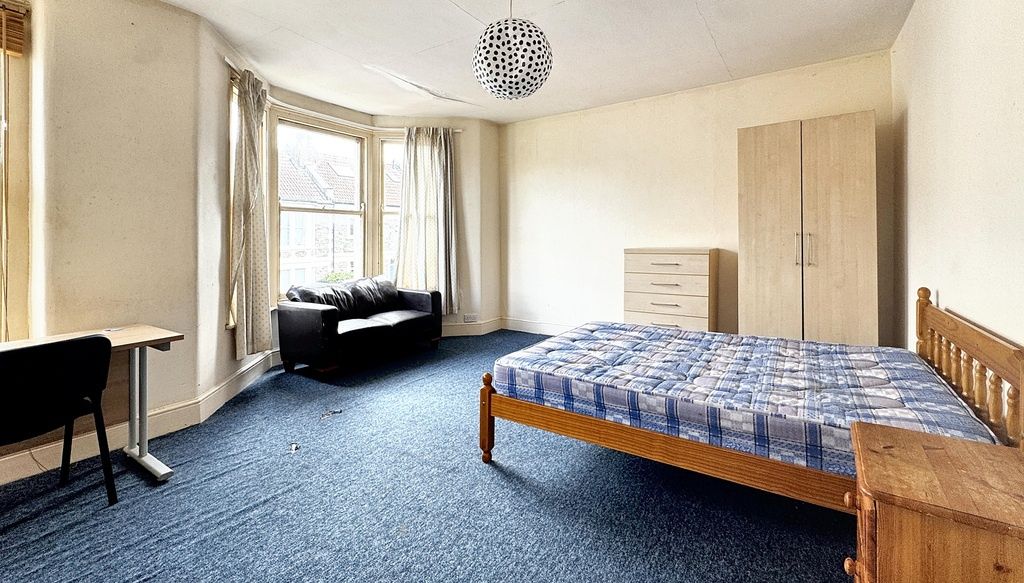 Property photo 2 of 9 Bright And Spacious Double Bedroom With Ample Natu...