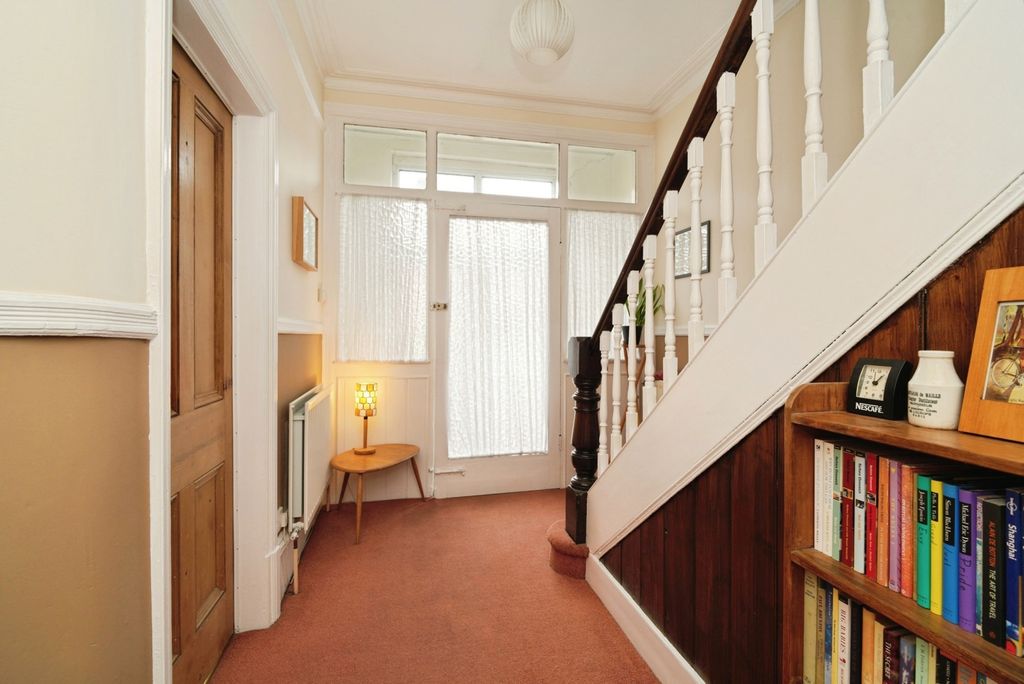 Property photo 2 of 18 Hallway