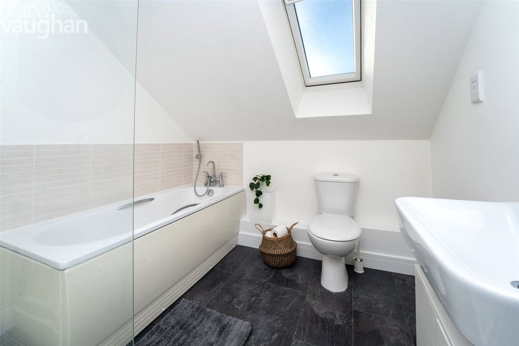 Property photo 2 of 18 Picture No. 15