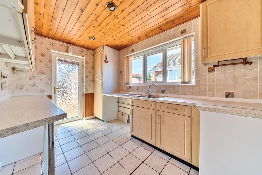 Property photo 3 of 23 Kitchen / Breakfast Room