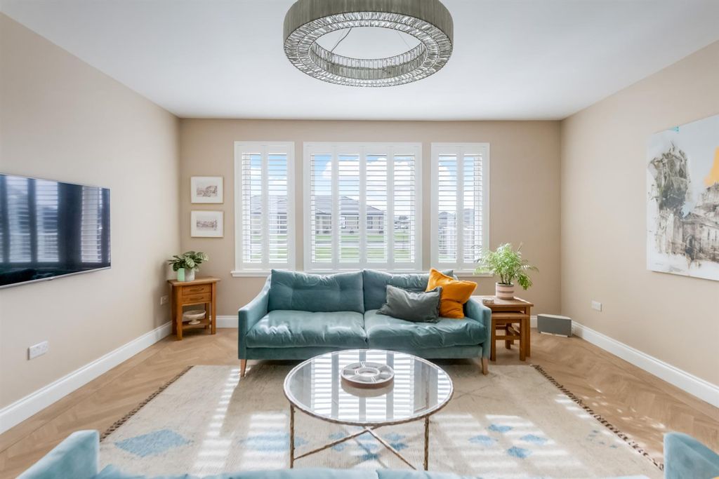 Property photo 3 of 36 Lounge