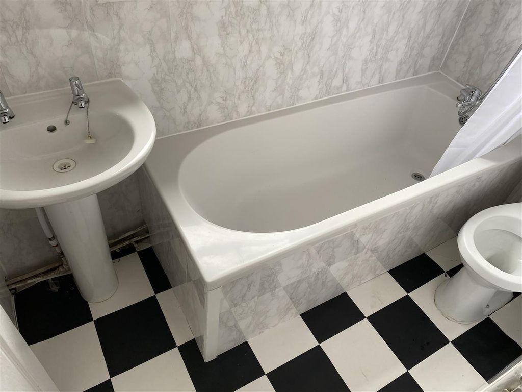 Property photo 3 of 9 Bathroom