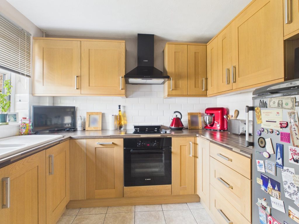 Property photo 3 of 12 Kitchen
