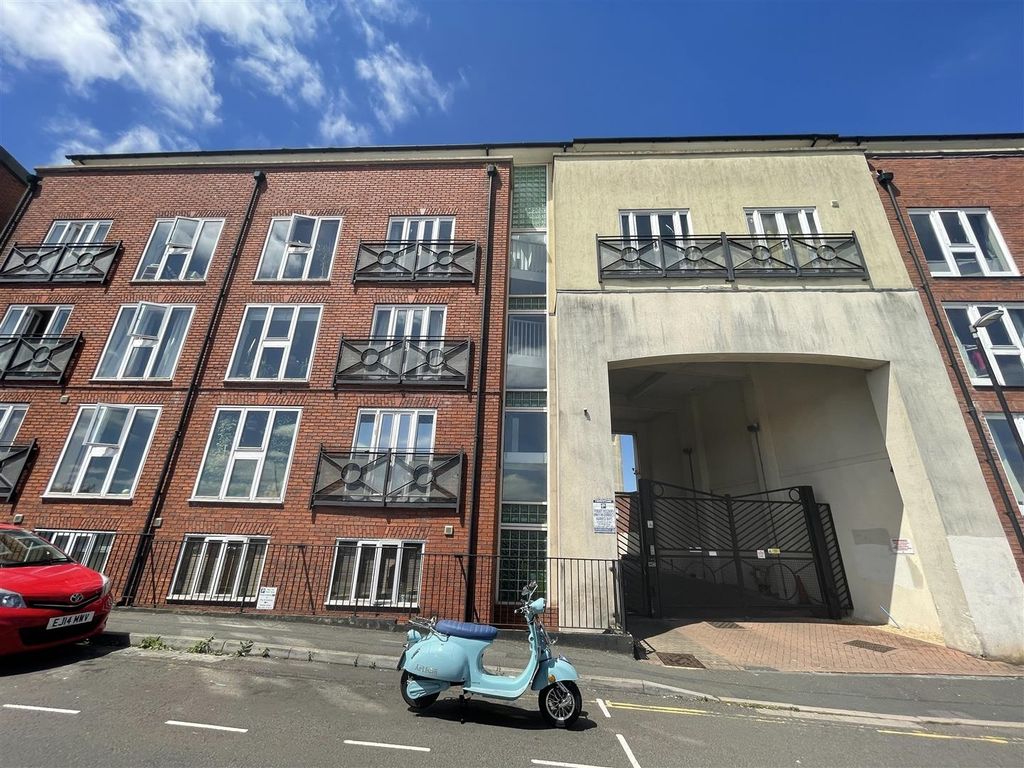 Property photo 1 of 9 Impressive Modern Building With Large Windows...