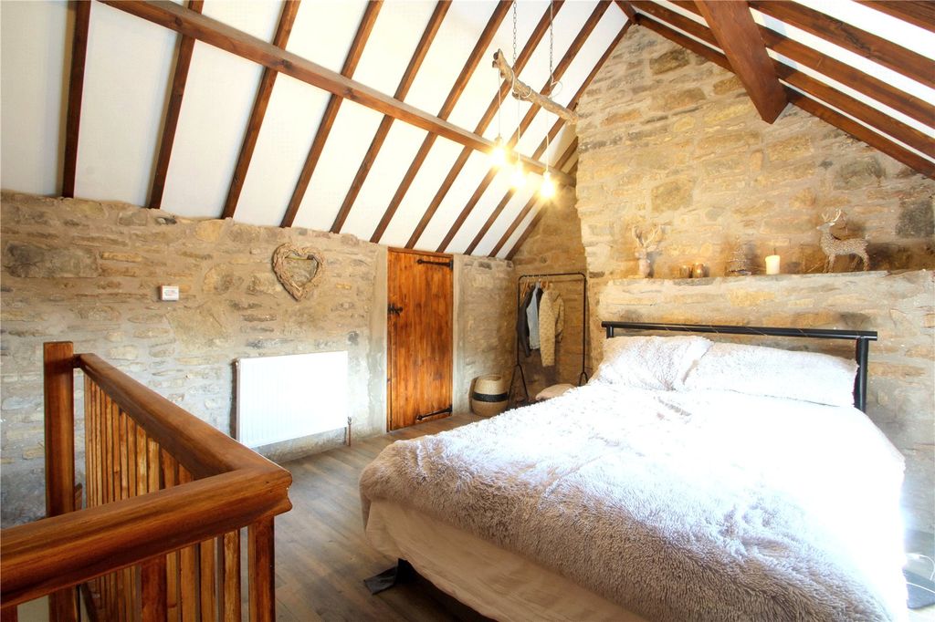 Property photo 2 of 17 Bedroom