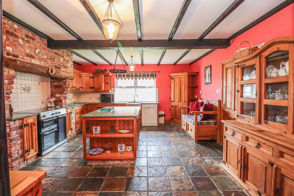 Property photo 2 of 25 Kitchen