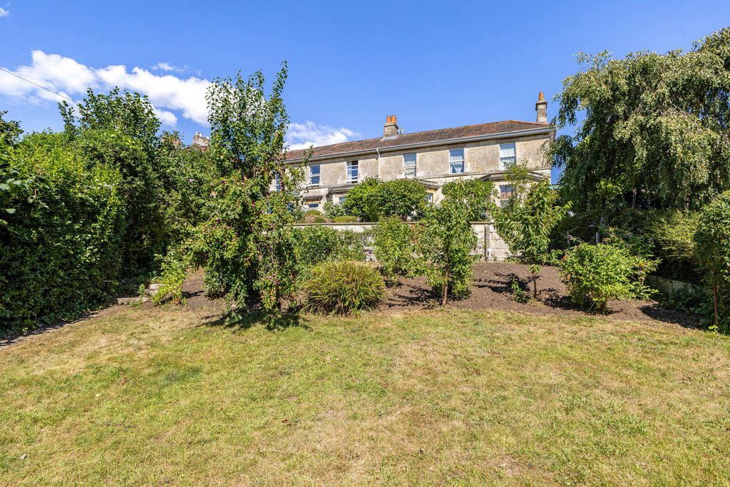 Property photo 3 of 18 Gardens