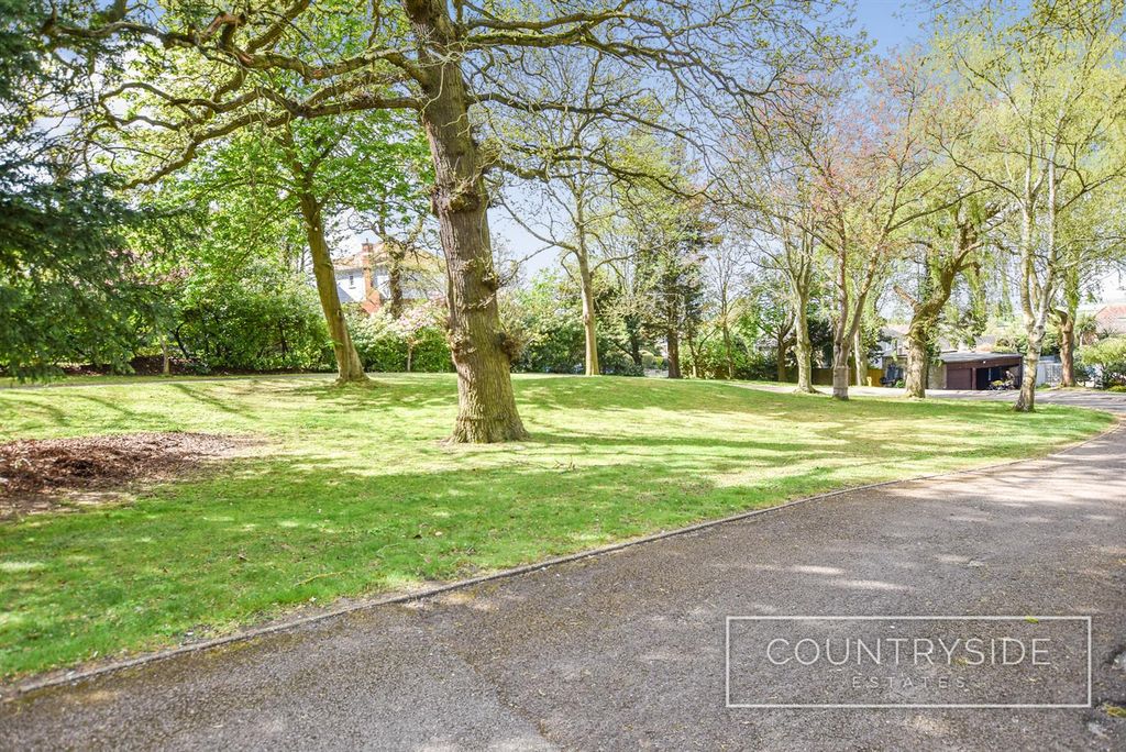 Property photo 3 of 28 Communal Garden