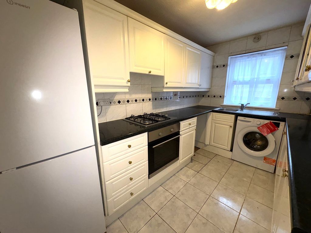 Property photo 2 of 5 26Tyrellclosekitchen