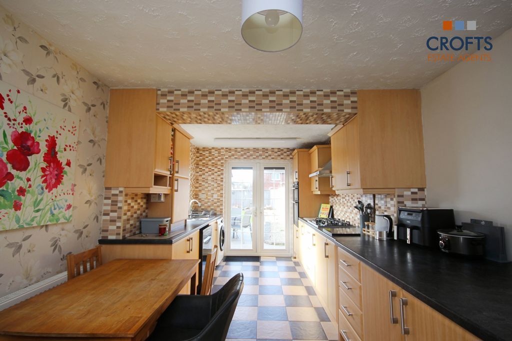 Property photo 3 of 10 Kitchen