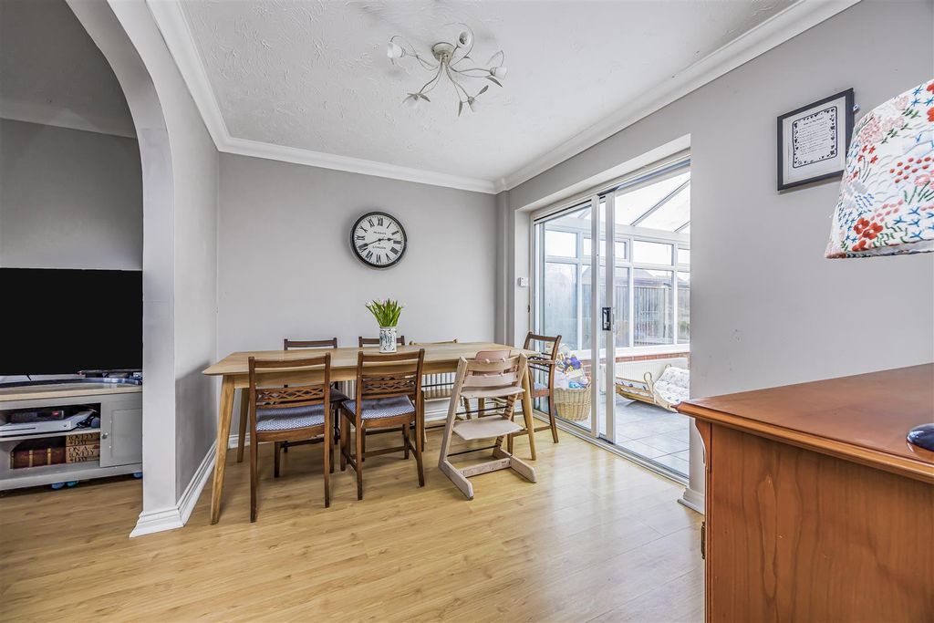 Property photo 3 of 18 37 Aubrey Close, Hayling Island-Porticomarketing-S