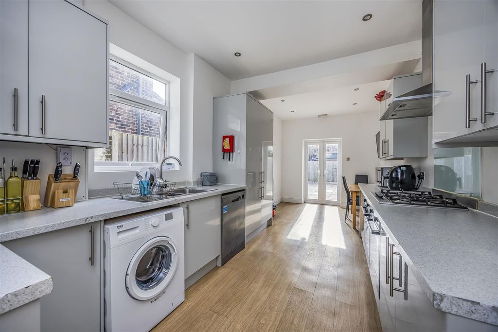 Property photo 3 of 21 184 Fawcett Road, Southsea-Porticomarketing-Nexa-2