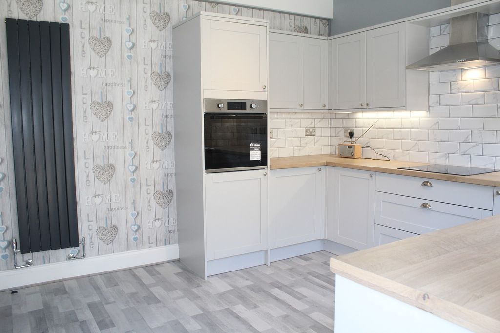 Property photo 3 of 14 Fitted Kitchen Picture 2