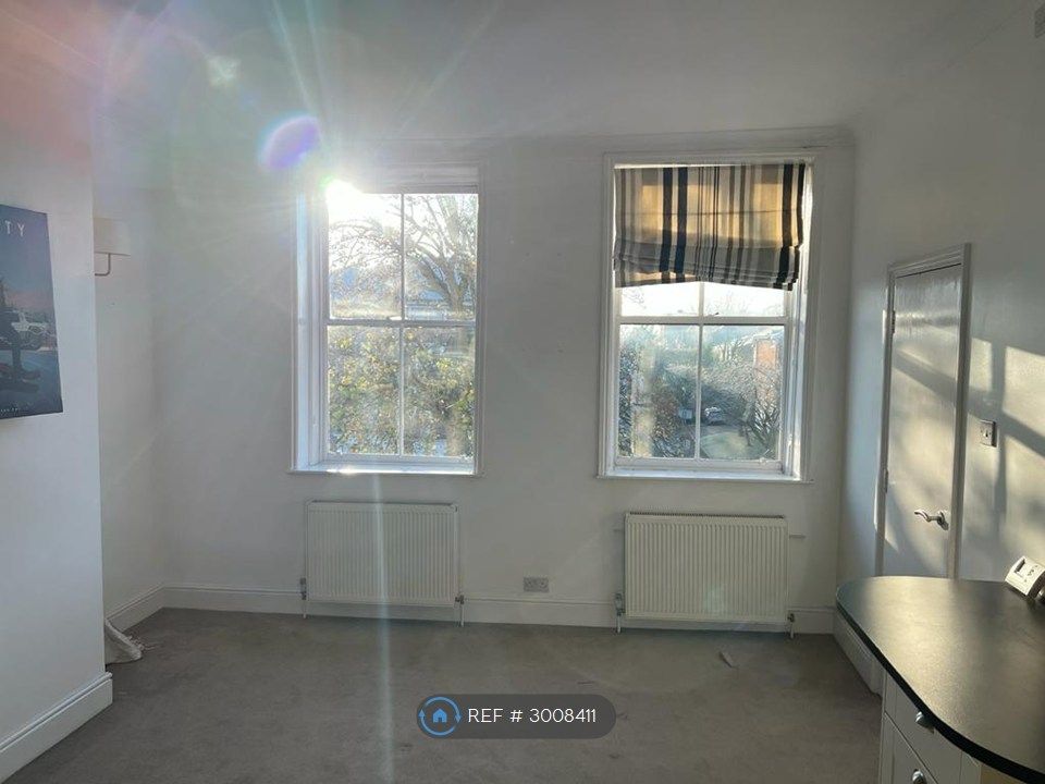 Property photo 3 of 7 Living Room