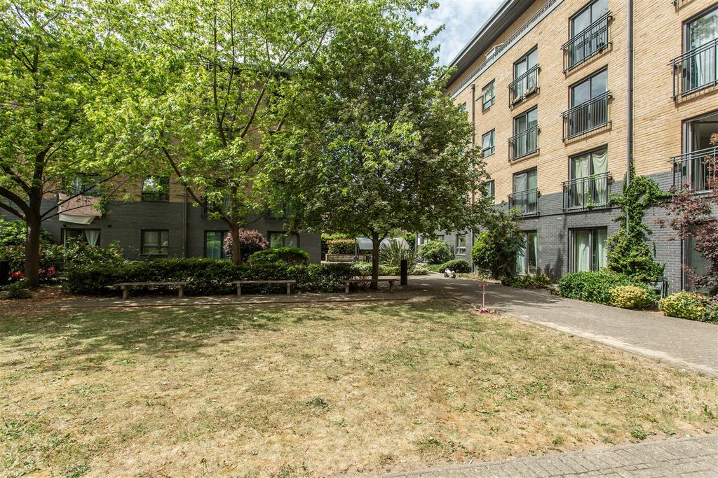 Property photo 3 of 12 Communal Garden