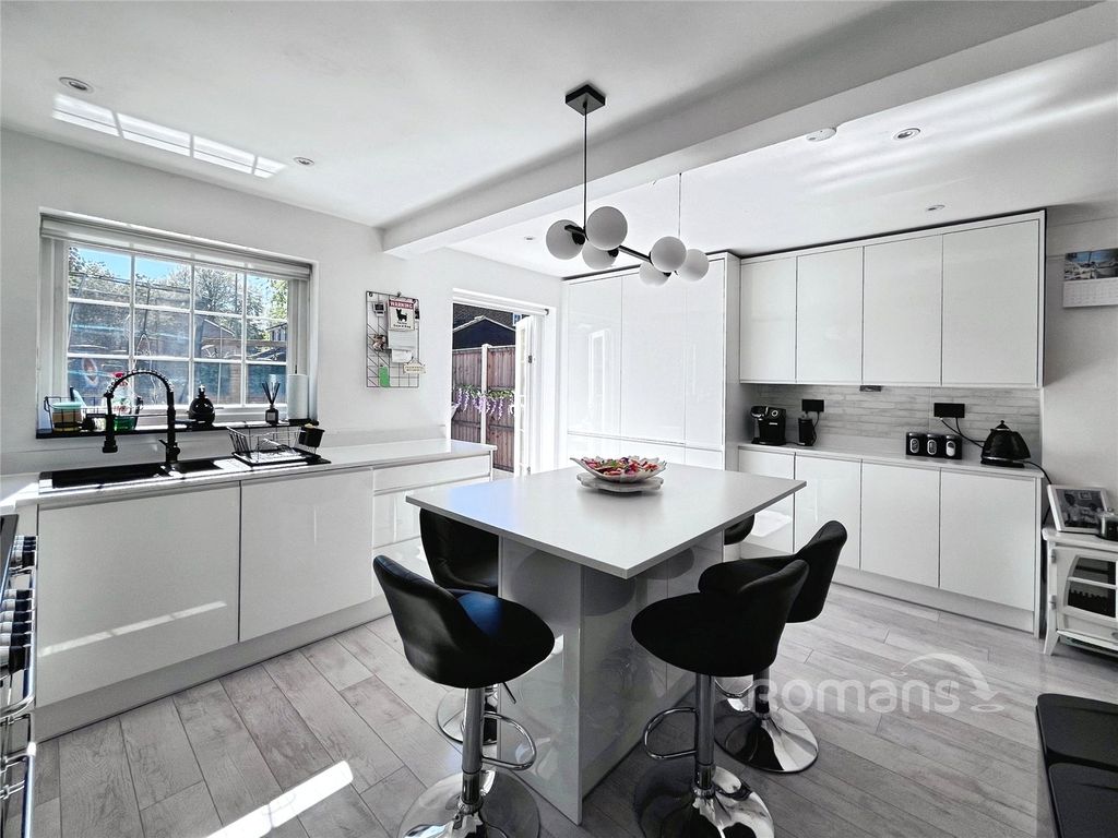 Property photo 2 of 17 Picture No. 12