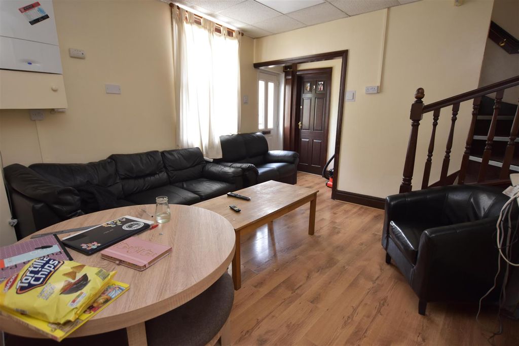 Property photo 2 of 8 Approach