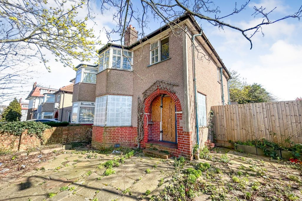 Property photo 2 of 17 8 Crest Road, Brent, London Nw2 7Lu